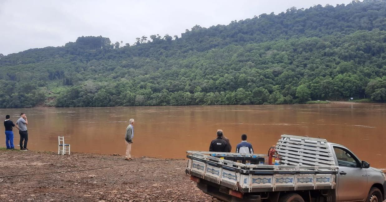 Balsa afunda no  lago da usina de Itá, entre Marcelino Ramos e Alto Bela Vista.