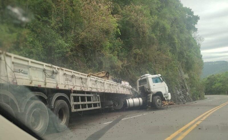 Carreta colide contra paredão de pedras na ERS-122, em Flores da Cunha