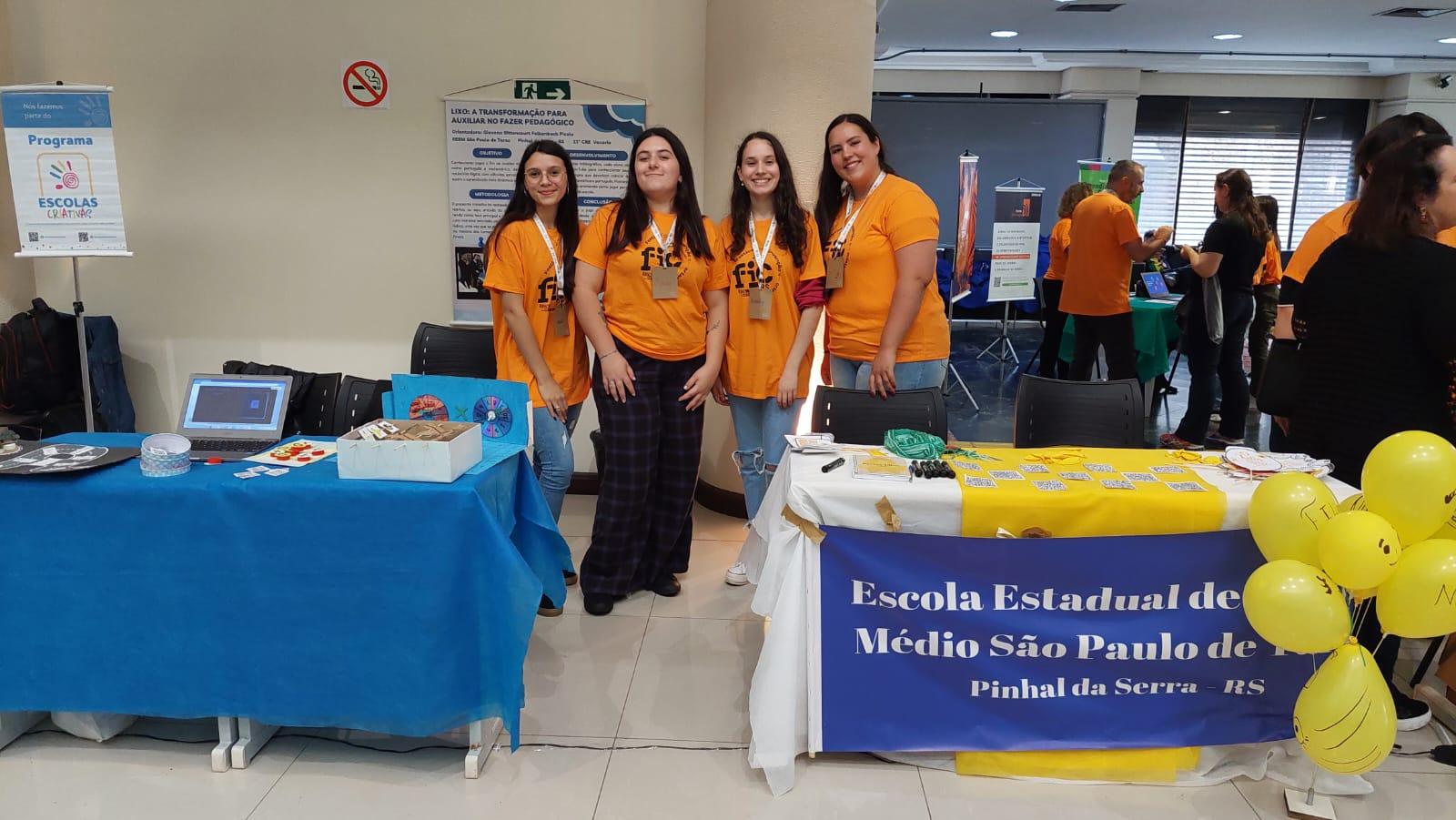 Alunas da Escola Estadual São Paulo de Tarso, representaram a 23ª CRE no Festival de Invenção e Criatividade