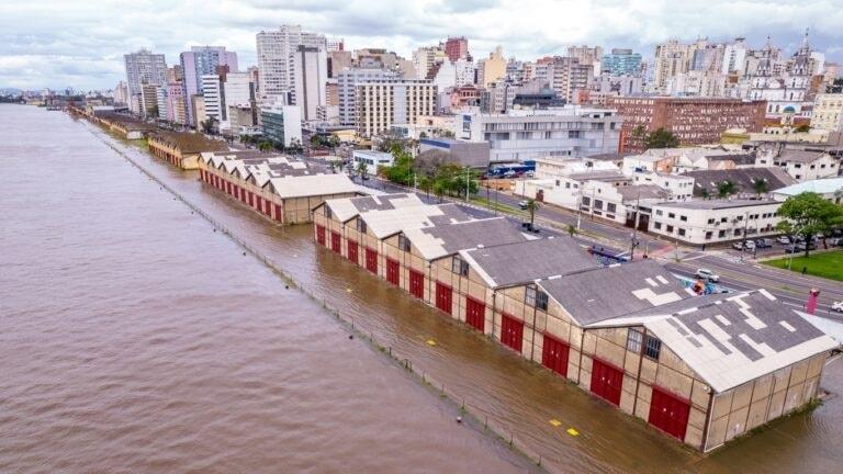 Guaíba está prestes a transbordar na Capital Gaúcha