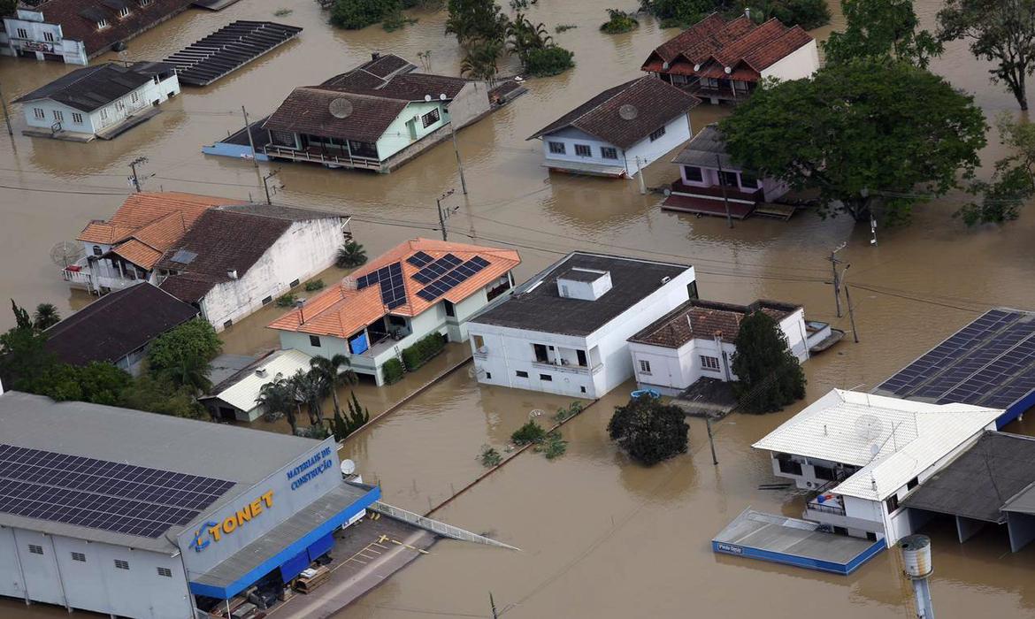 Risco de inundação provoca fechamento de comportas em Santa Catarina