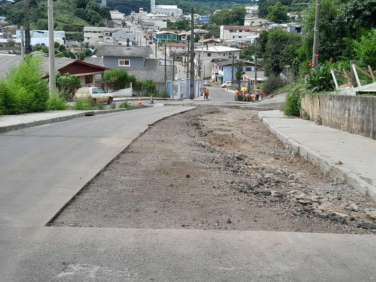 Asfalto danificado no Bairro Borges em Anita Garibaldi está sendo reformado