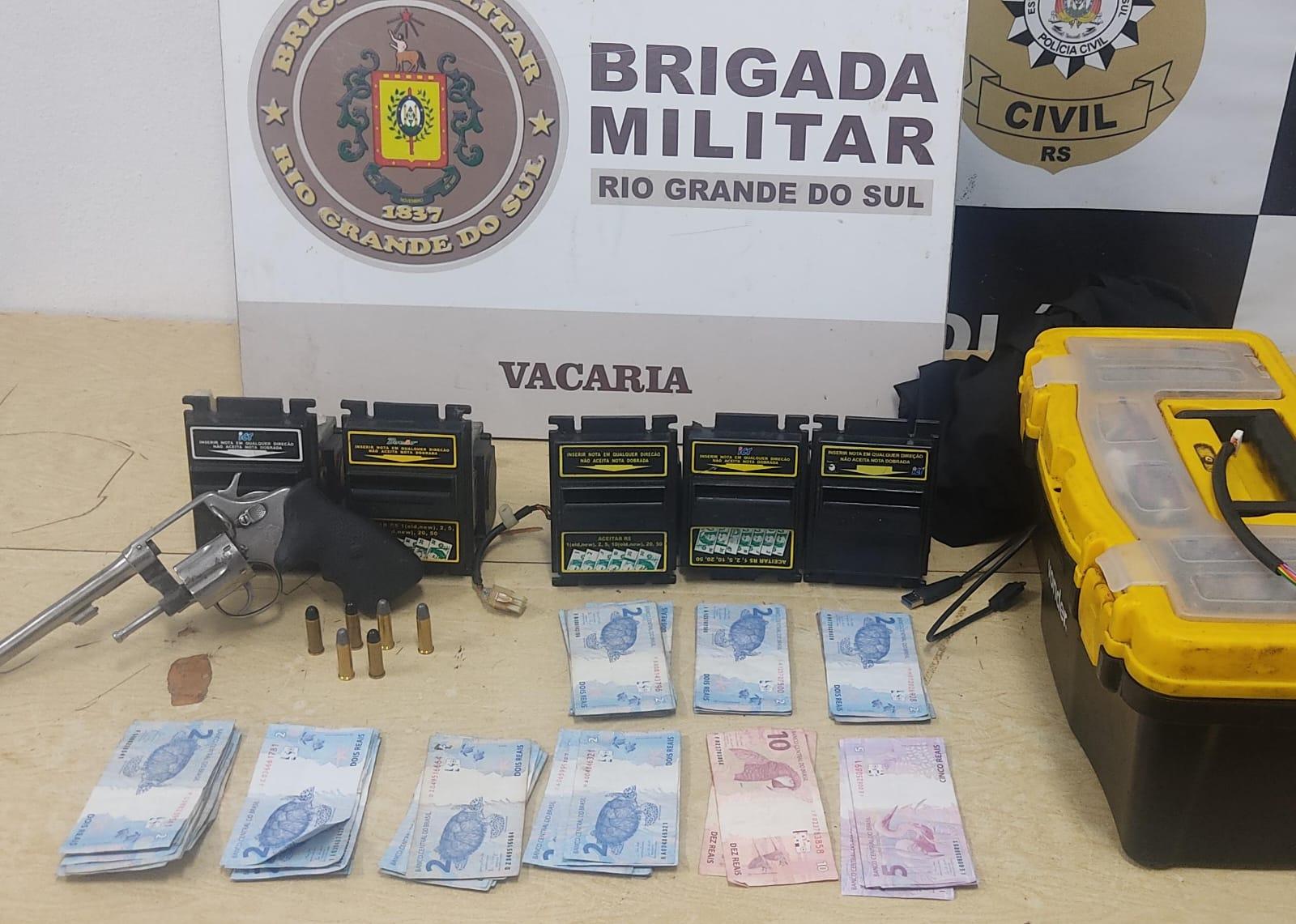 Brigada Militar de Esmeralda prende 2 homens por porte ilegal de armas.