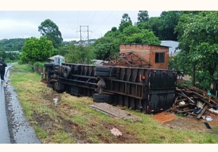 Caminhão com placas de Nova Bassano tomba na ERS-324 e atinge residência próximo ao “Sovaco da Cobra” em Passo Fundo