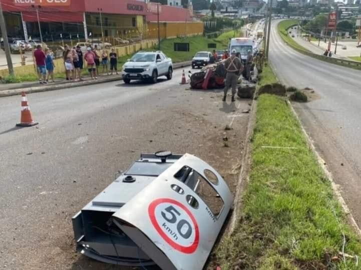 CONDUTOR PERDE CONTROLE DA DIREÇÃO, DERRUBA LOMBADA ELETRÔNICA E FICA FERIDO NA RSC-453, EM FARROUPILHA