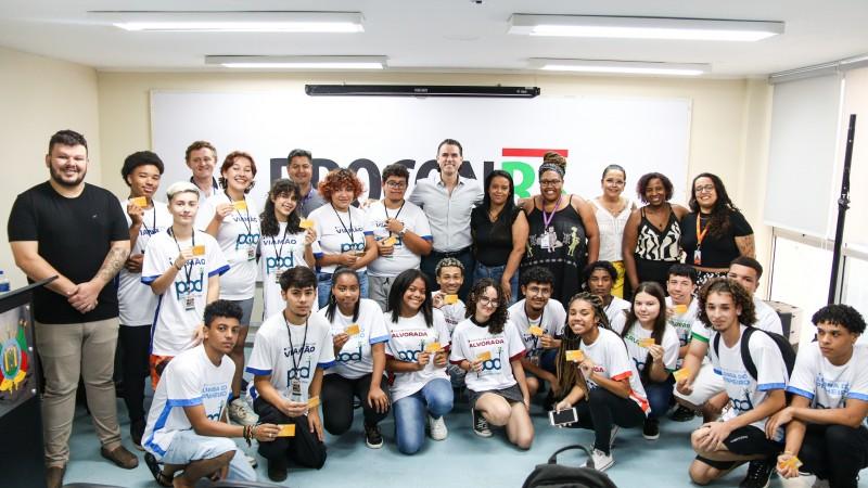 Estado realiza primeira entrega das bolsas para Jovens Multiplicadores dos Centros da Juventude em 2024
