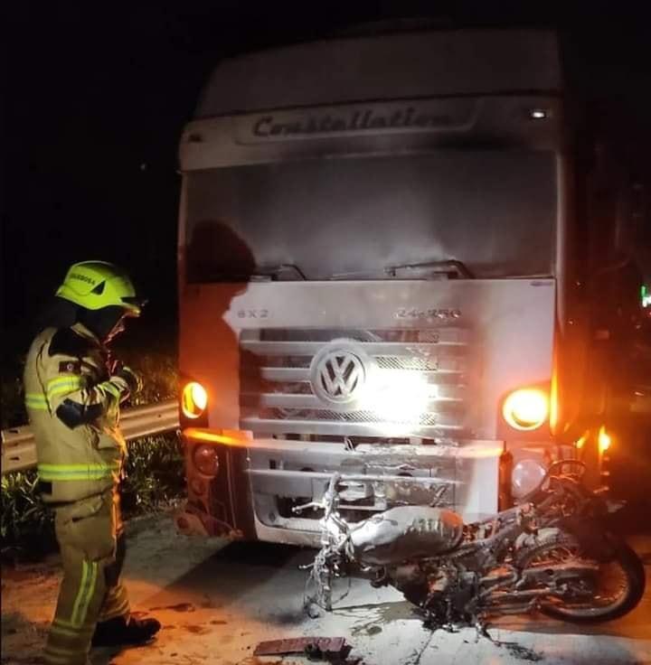 HOMEM MORRE ATROPELADO EM ACIDENTE ENVOLVENDO CAMINHÃO E MOTOCICLETA NA BR 101, EM  TORRES