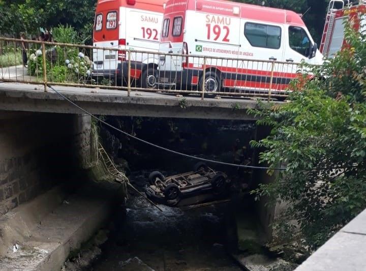 Mulheres e crianças ficam feridas após carro capotar e cair em rio, em Caxias do Sul
