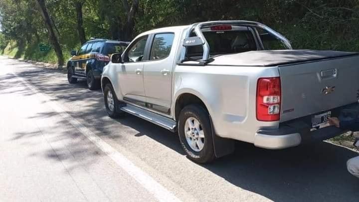 PRF APREENDE CARRO ARGENTINO COM PLACAS ADULTERADAS COM FITA ISOLANTE