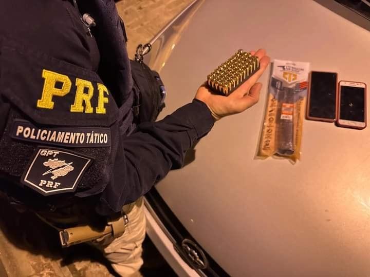 PRF PRENDE MULHER QUE TRANSPORTAVA MUNIÇÕES DE CALIBRE RESTRITO, EM CAXIAS DO SUL