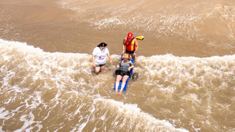 Projeto Praia Acessível já beneficiou mais de 130 pessoas