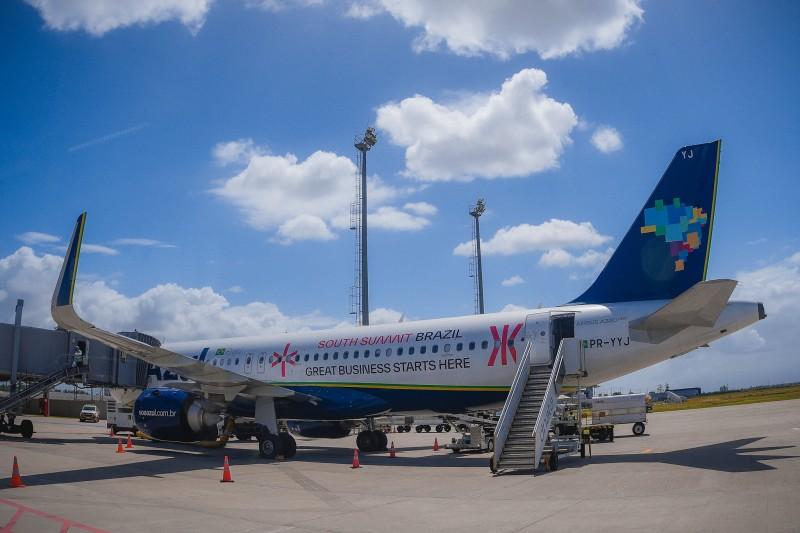 South Summit Brazil e Azul firmam parceria, e aeronave ganha envelopamento especial sobre o evento