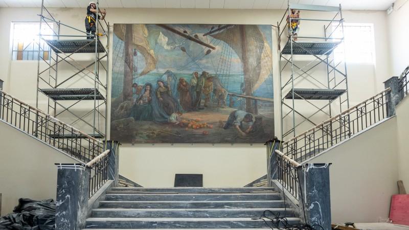 Telas de grandes proporções do Instituto de Educação General Flores da Cunha são recolocadas nas paredes