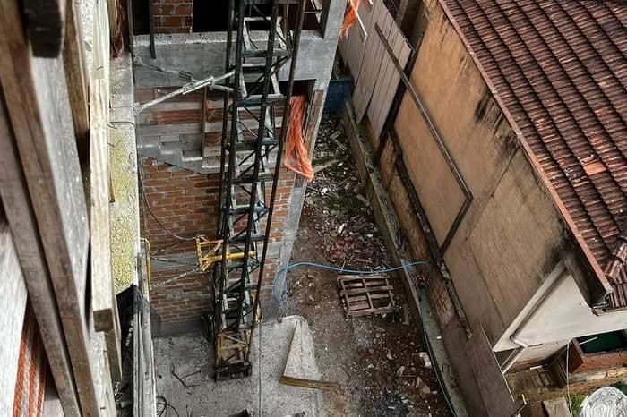Trabalhadores ficam feridos após elevador de obra cair de uma altura de 12 metros em Caxias do Sul