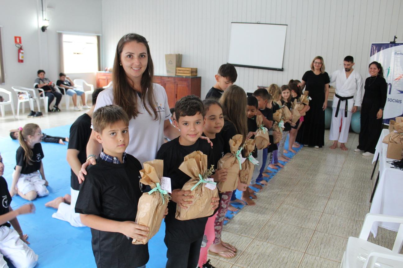 Consórcio Machadinho entrega kits para aulas de Karatê em Barracão