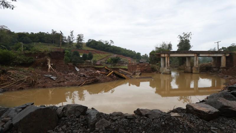 Governo do Estado assina contrato emergencial para construção de ponte em Caraá