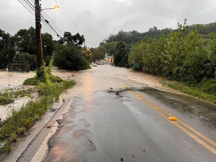 Defesa Civil estadual alerta que as pessoas devem ser retiradas de locais com risco de inundação
