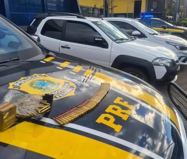 Em duas ações distintas na Serra Gaúcha, PRF prende três pessoas, recupera dois veículos e apreende 120 munições para fuzil