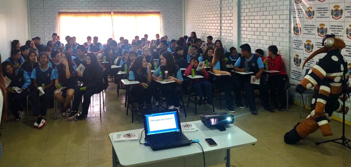 Profissionais da saúde orientam sobre cuidados contra a dengue e entregam repelentes em escolas de Capão Bonito do Sul