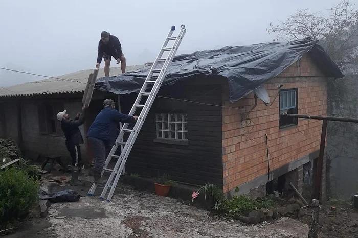 11 dias após tornado, vento destelha 25 casas em Cambará do Sul