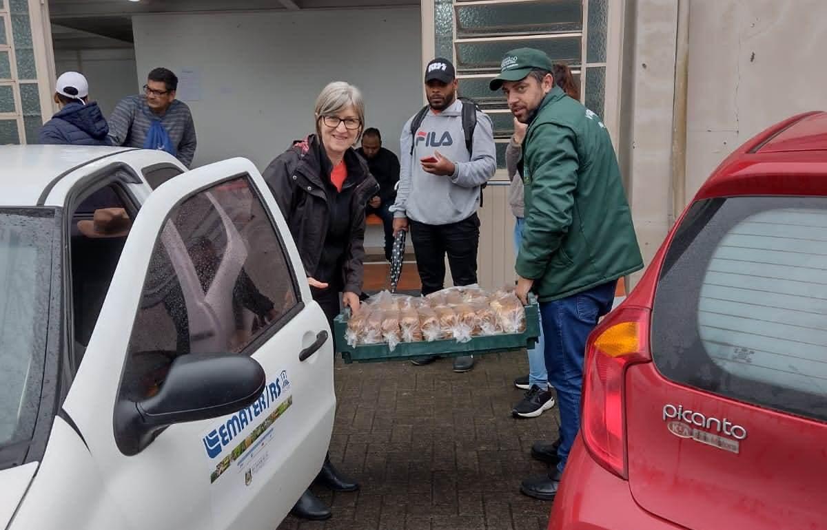 Agricultores e entidades se mobilizam para produzir pães e cucas para doação