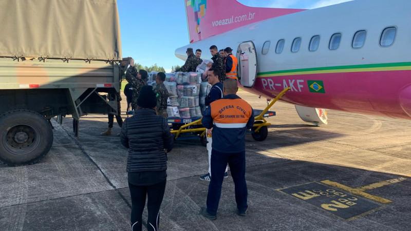 Cobertores comprados com recursos de doações via pix da campanha SOS Rio Grande do Sul chegam ao Estado