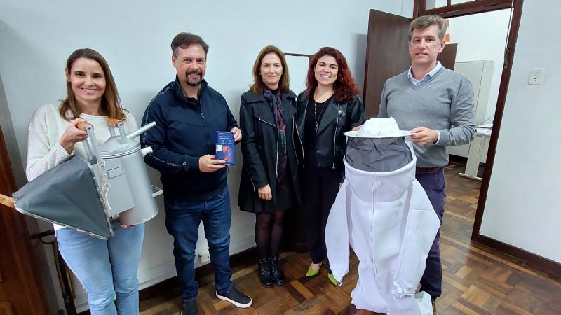 Secretaria da Agricultura recebe equipamentos para beneficiar cadeia apícola gaúcha