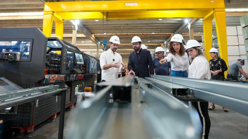 Leite visita fábrica do Grupo Innova Steel, que doará 200 casas para atingidos pela enchente