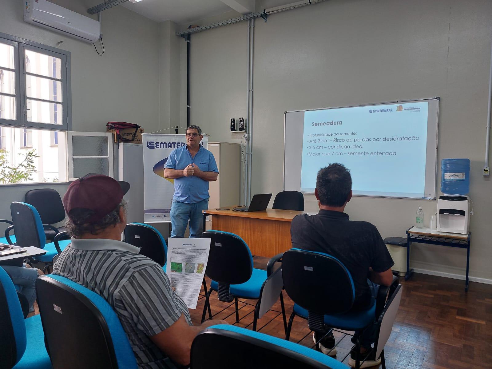 Entrega de sementes do Troca-troca e palestra são realizadas em Flores da Cunha