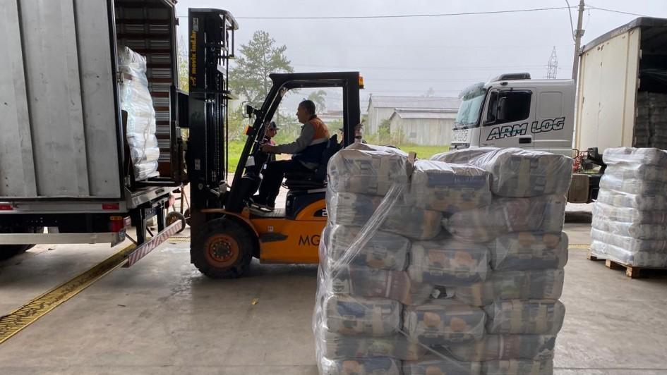 Estado distribui cestas básicas e kits de alimentos a municípios em calamidade