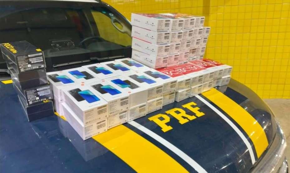 Homem é preso com 64 celulares escondidos em painel de carro