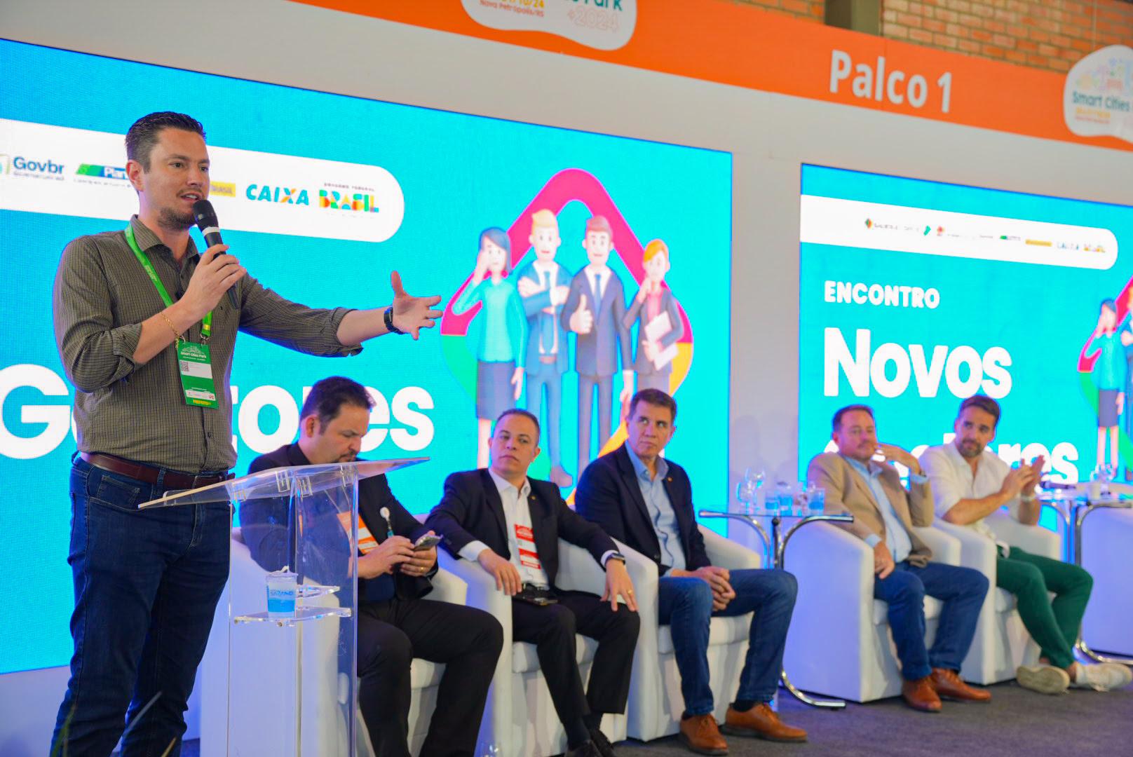 Orientações, serviços e financiamentos disponíveis aos municípios são apresentados aos novos gestores gaúchos em evento da Famurs