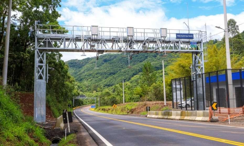 Cadastro em aplicativo auxilia motoristas a pagaram pedágios no sistema Free Flow e evitar multas