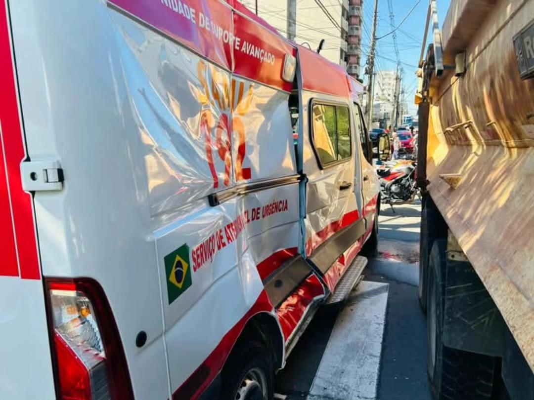 Acidente entre ambulância e caminhão deixa estagiária do SAMU ferida em Caxias do Sul