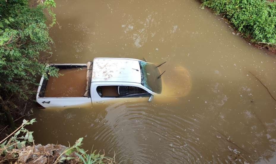 Caminhonete cai no rio em acidente no interior de Ibiaçá