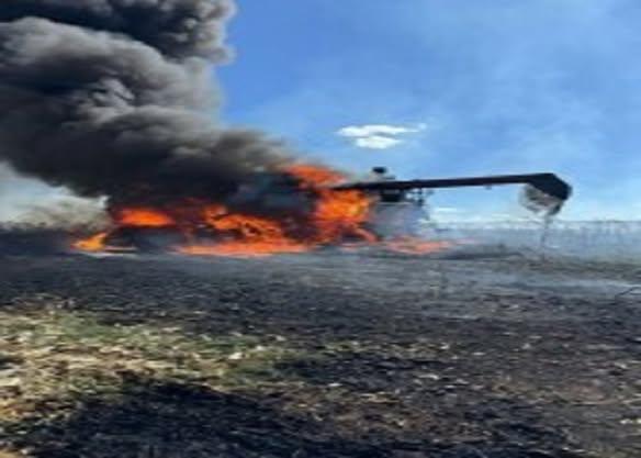 Colheitadeira pega fogo no Espinilho Grande, interior de Tupanciretã