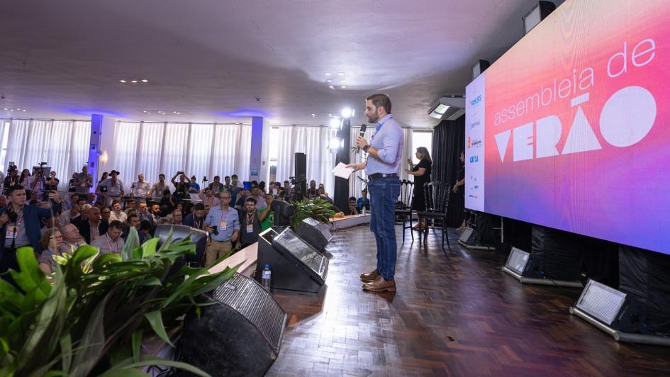 Governador em exercício destaca importância de gestão integrada entre Estado e municípios na Assembleia de Verão da Famurs