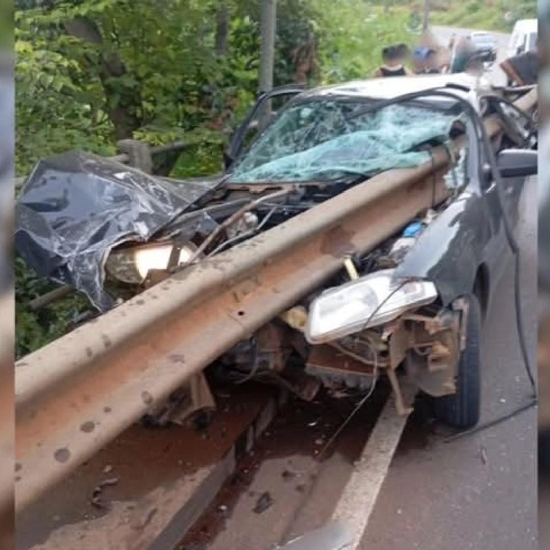 Guard-rail ‘atravessa’ carro com quatro ocupantes em Santa Catarina
