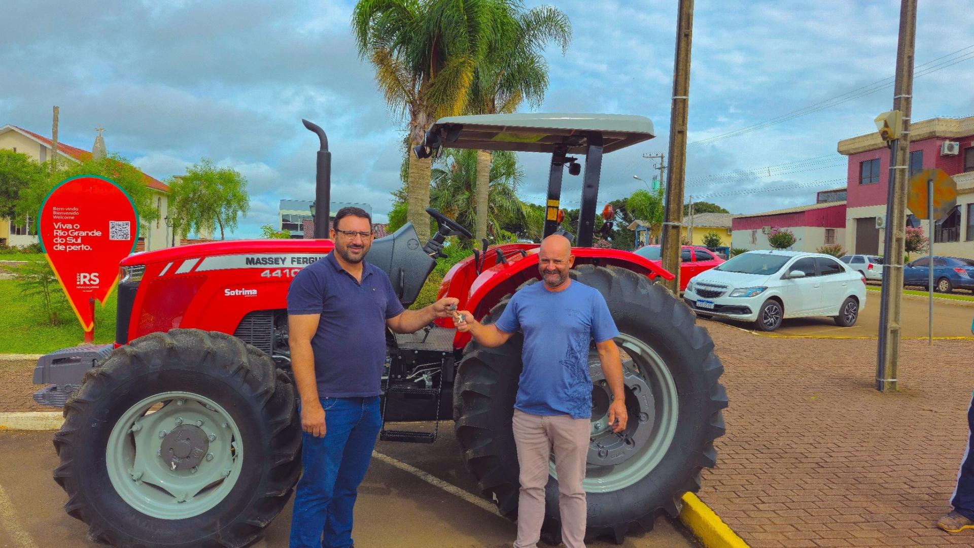 Município de Pinhal da Serra recebe novo Trator Agrícola