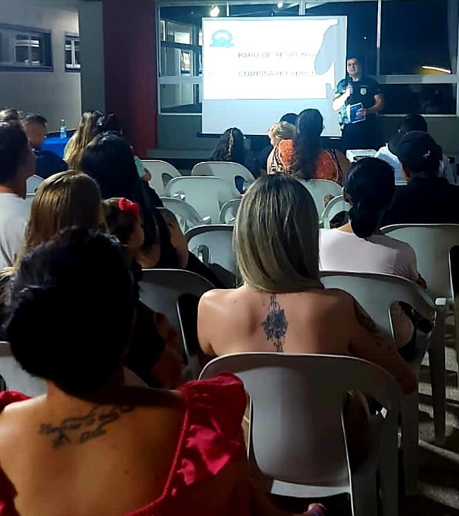 Polícia Civil de Vacaria discute segurança orgânica em escola.