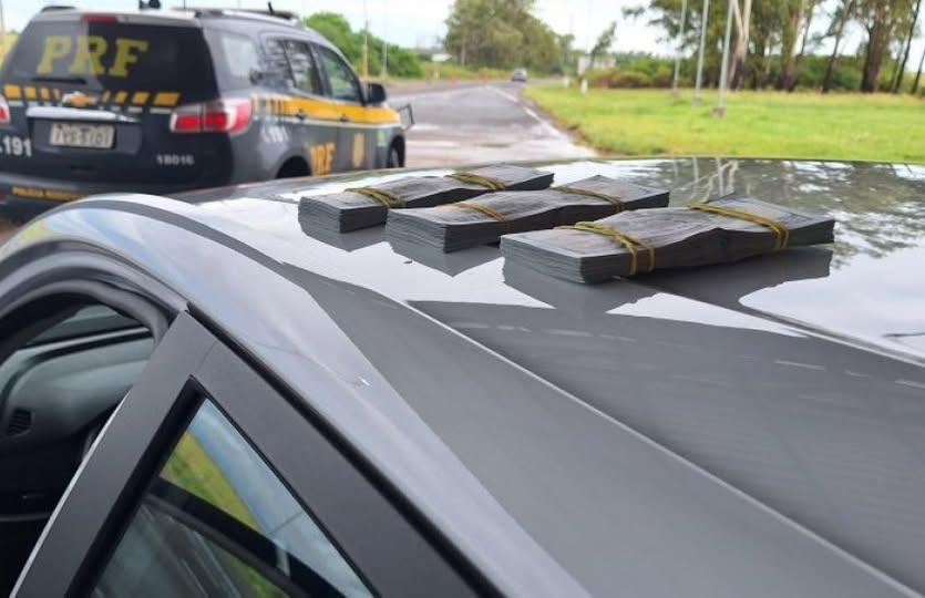 PRF intercepta transporte ilegal de 30 mil dólares na BR-472, em Uruguaiana