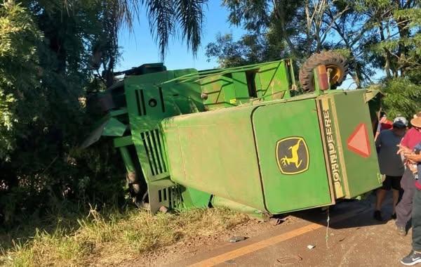 ACIDENTE COM CAMINHÃO E COLHEITADEIRA EM AJURICABA