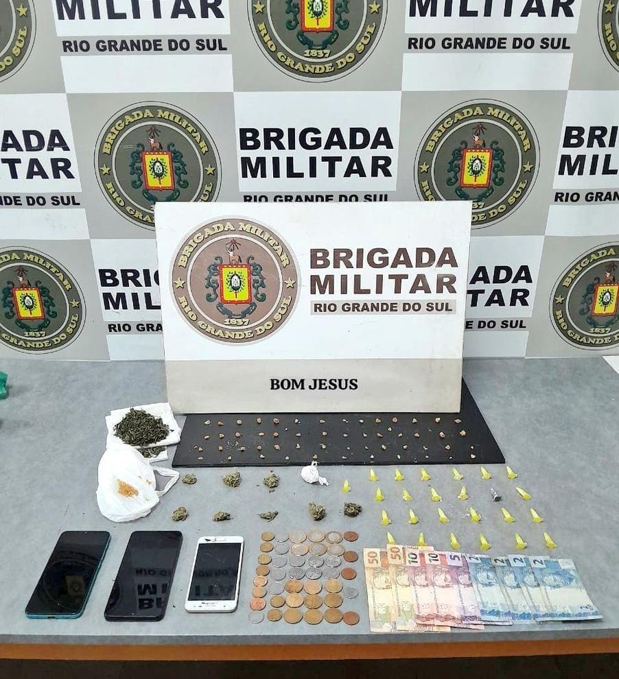 Brigada Militar realiza a prisão de um homem e uma mulher por tráfico de drogas em Bom Jesus