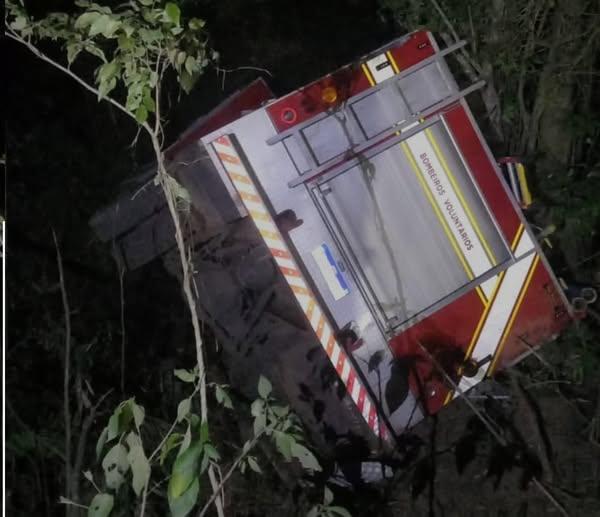 CAMINHÃO DOS BOMBEIROS VOLUNTÁRIOS DE TRÊS COROAS SE ENVOLVE EM ACIDENTE