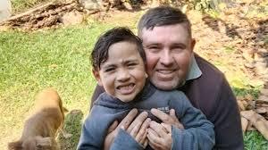 Menino jogado de ponte pelo pai é enterrado no RS