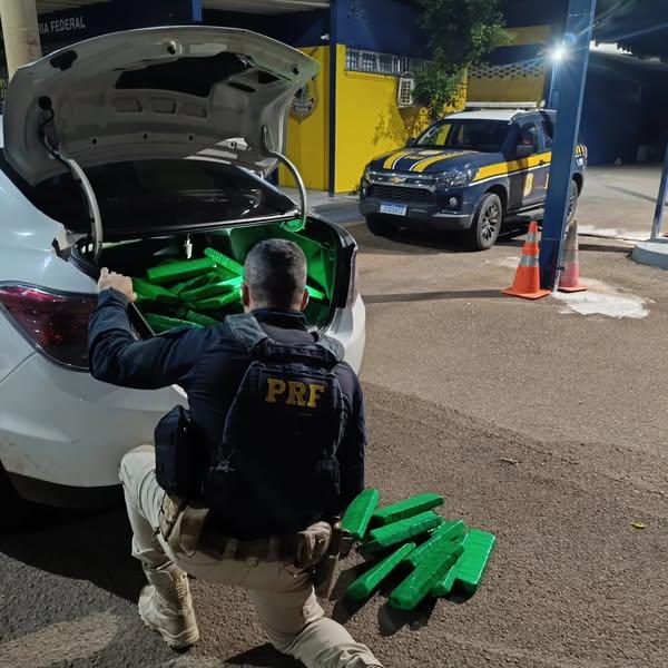 PRF prende traficante com carro carregado de maconha em Lagoa Vermelha