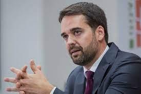 O governador Eduardo Leite compartilhou uma nota de pesar em suas redes sociais, lamentando o acidente.