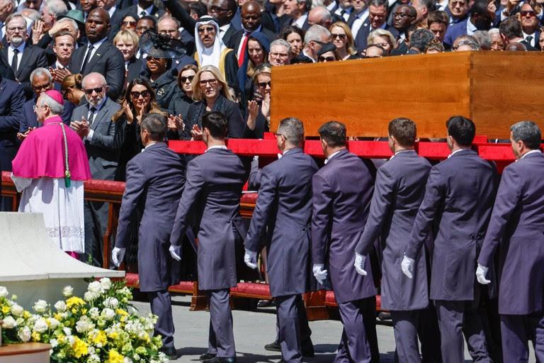 Presidente participa da missa de despedida do Papa Francisco na Praça São Pedro