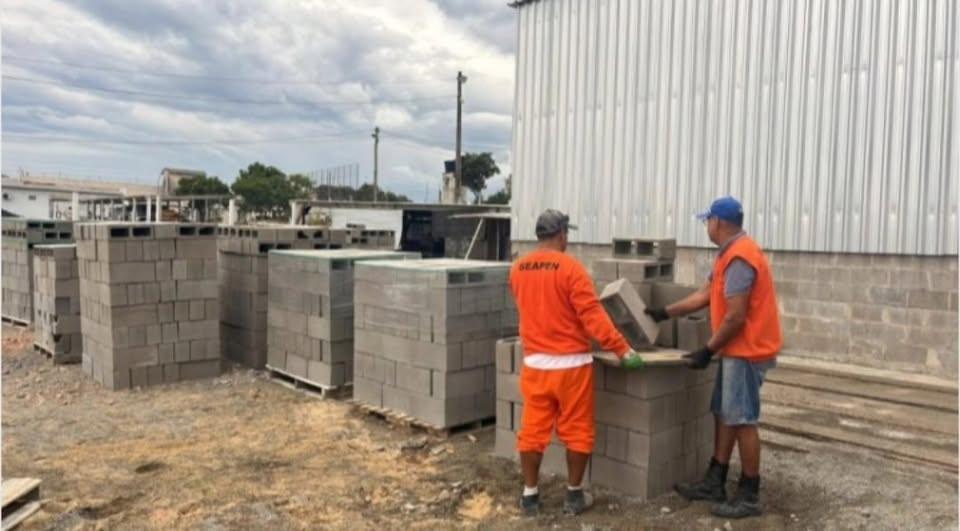 Apenados de Santiago produzem materiais para obra no hospital do município