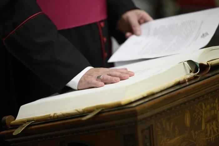 Cardeais começam a se instalar na residência Santa Marta; conclave começa na quarta-feira